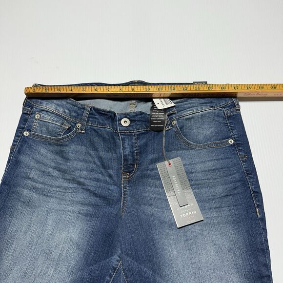 Torrid Premium Denim Boyfriend Jeans Size 14 R Blue NWT - Picture 9 of 11